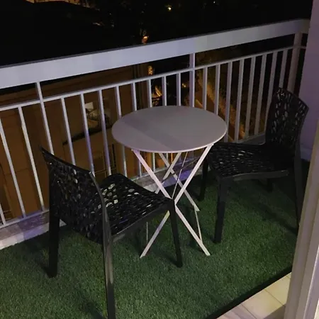 Apartment Le Floreal Vue Montagne A 5 Min A Pied De La Mer Menton